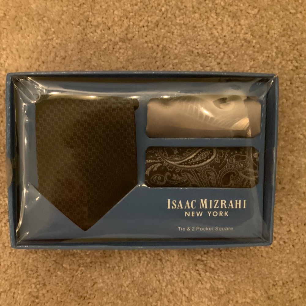 👔NWT Tie and 2 Pocket Squares